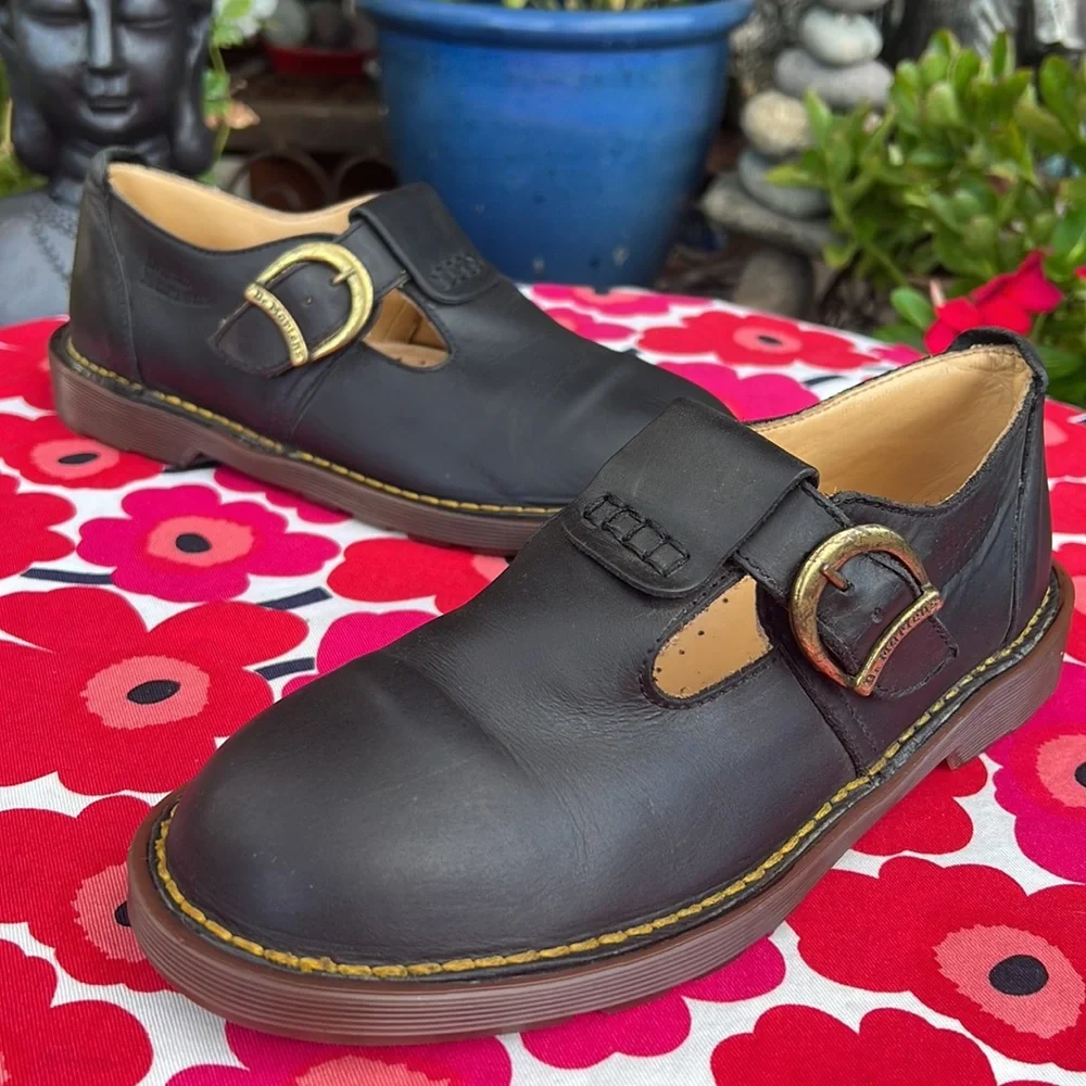 🏴󠁧󠁢󠁥󠁮󠁧󠁿 Vintage Dr. Martens MIE Matte Black T-Strap Mary Jane UK 6